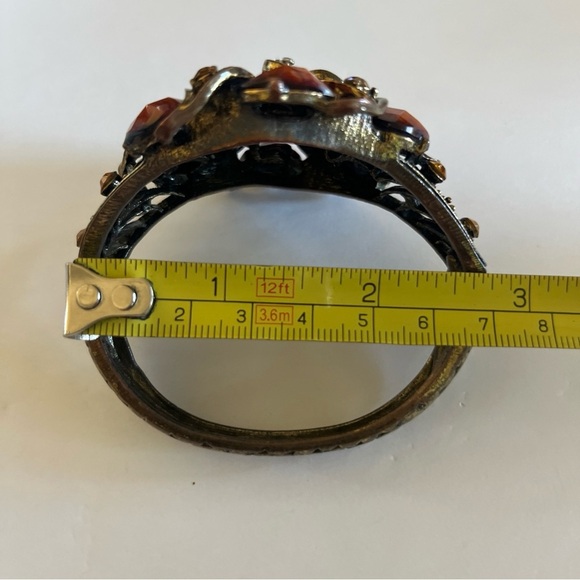 Elegant Women's Floral cuff Bracelet with Amber Accents - Picture 10 of 11